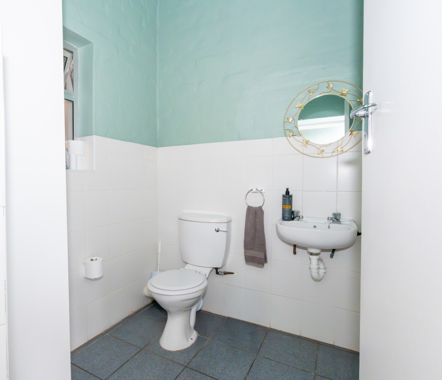 6 Bedroom Property for Sale in Middedorp Western Cape